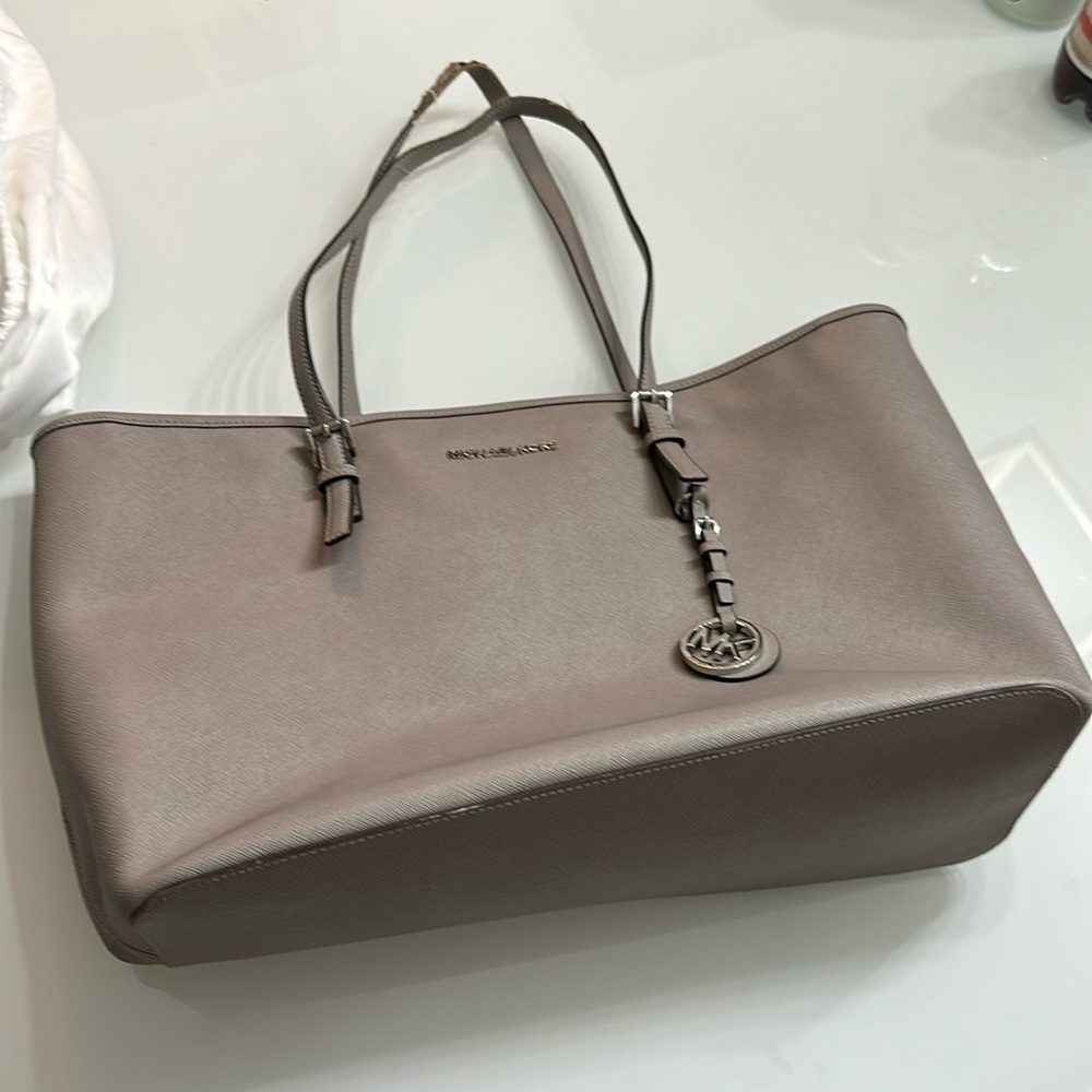 Micheal Kors Large Tote w original dust bag